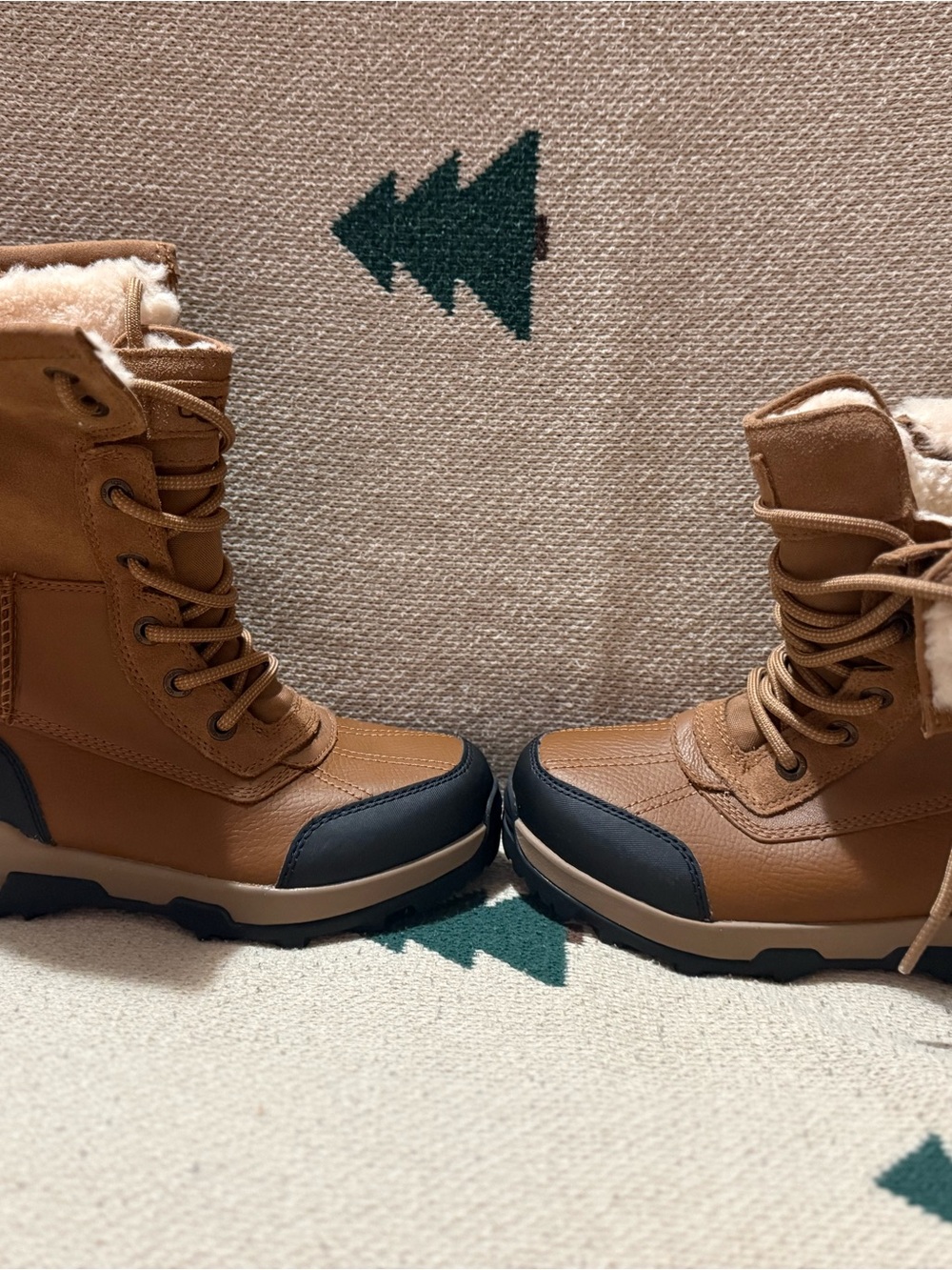 Kids UGG Adinorak winter boots new without box SZ3Youth